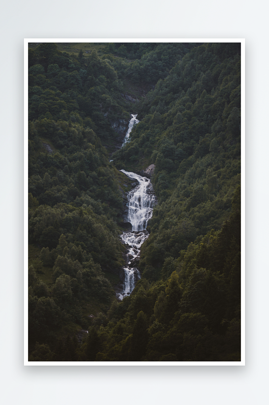 山谷中的瀑布景观-众图网