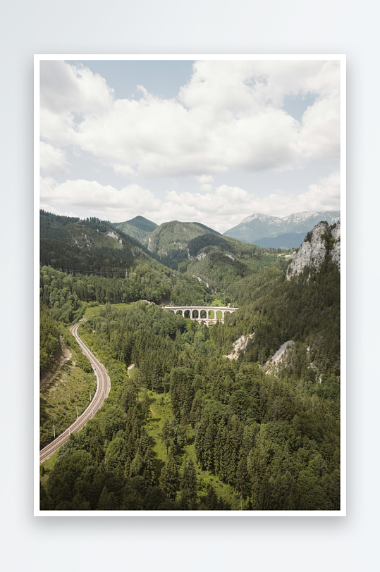 山谷中的高架桥与公路-众图网