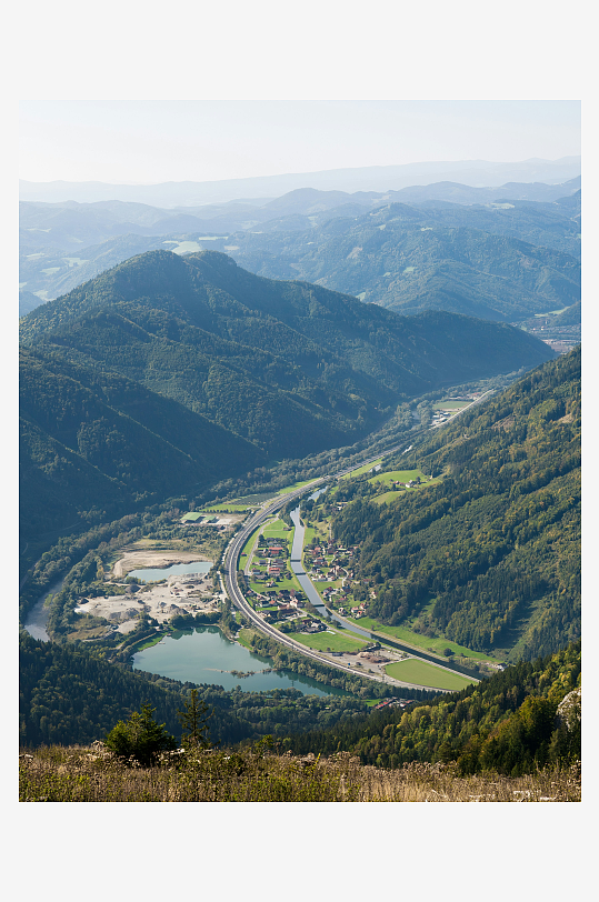 山谷公路与山林景观-众图网