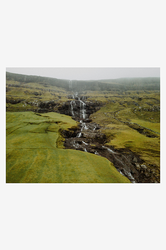 山谷瀑布与翠绿草地-众图网