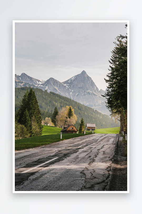 山间公路与雪山森林-众图网