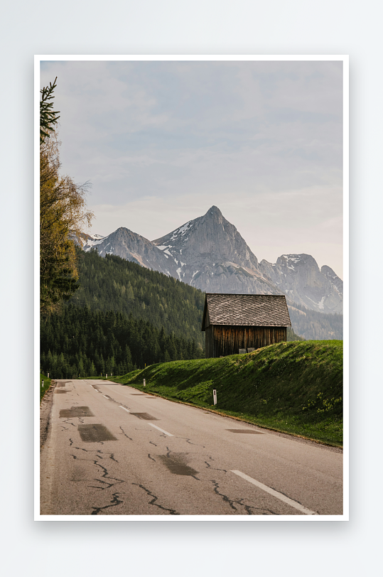 山间公路旁的木屋-众图网