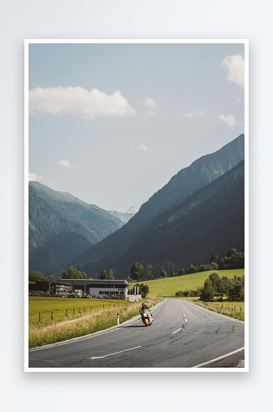 山间公路骑行景象-众图网