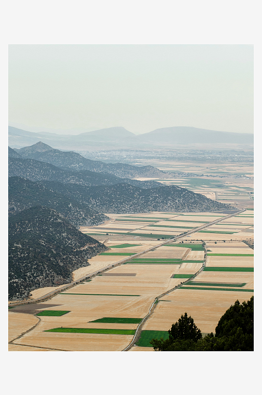 山间农田与远山景观-众图网