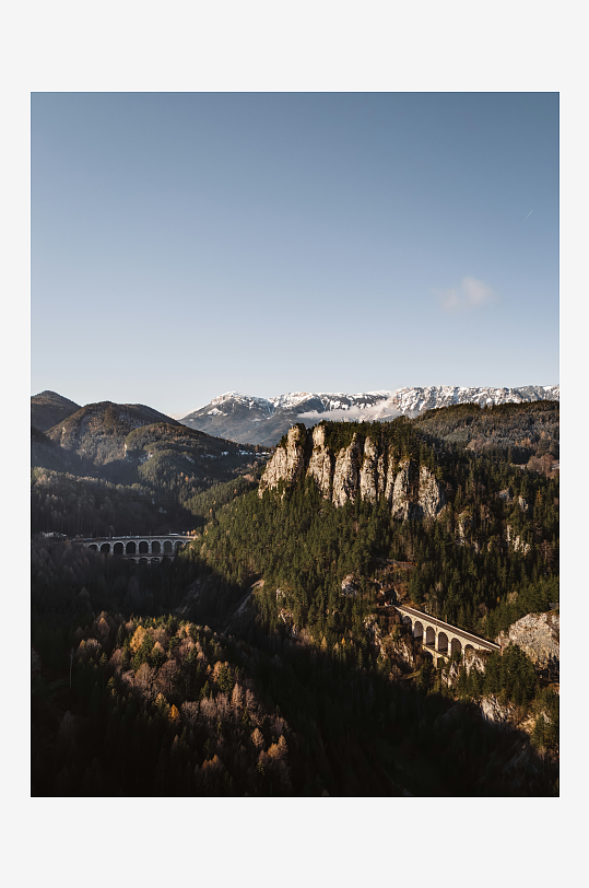 山间峡谷与铁路桥景观-众图网