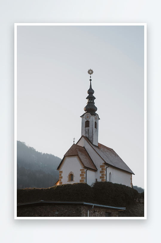 山间教堂钟楼远景-众图网