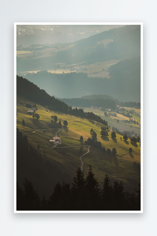 山间晨光中的田园风光-众图网