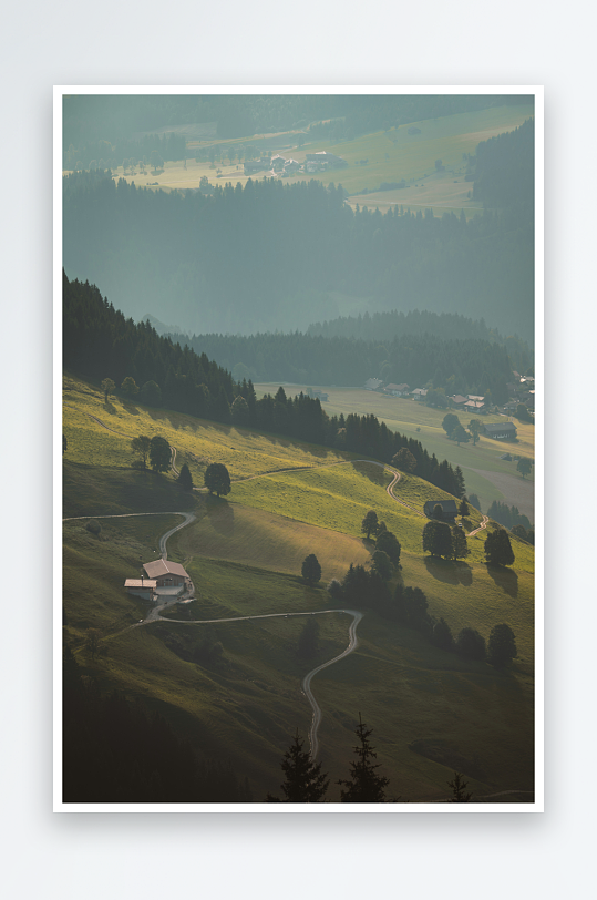 山间晨雾中的田园风光-众图网