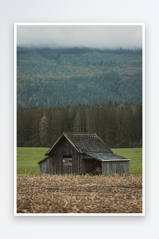 山间木屋与秋日田野-众图网