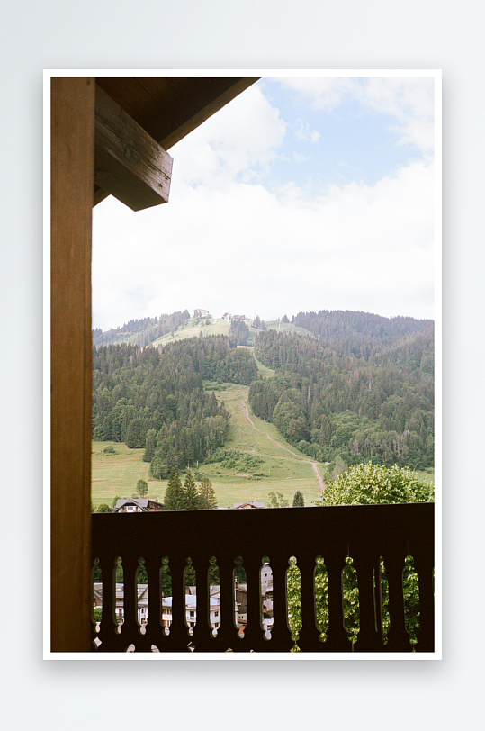 山间木屋阳台远景-众图网