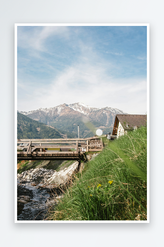 山间木桥与溪流风景-众图网