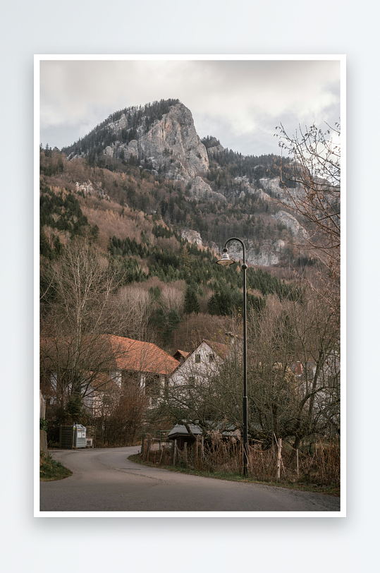 山间村落与蜿蜒小路-众图网