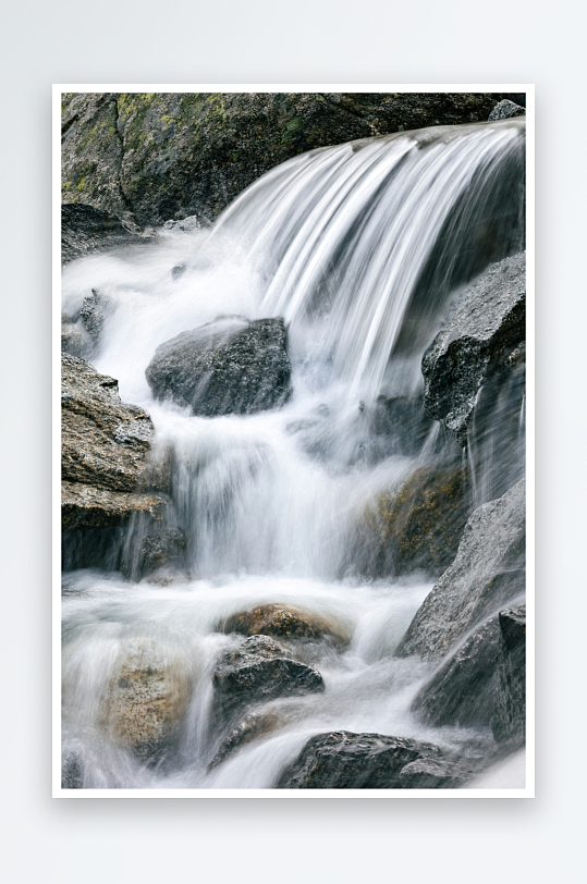 山间溪流瀑布景象-众图网