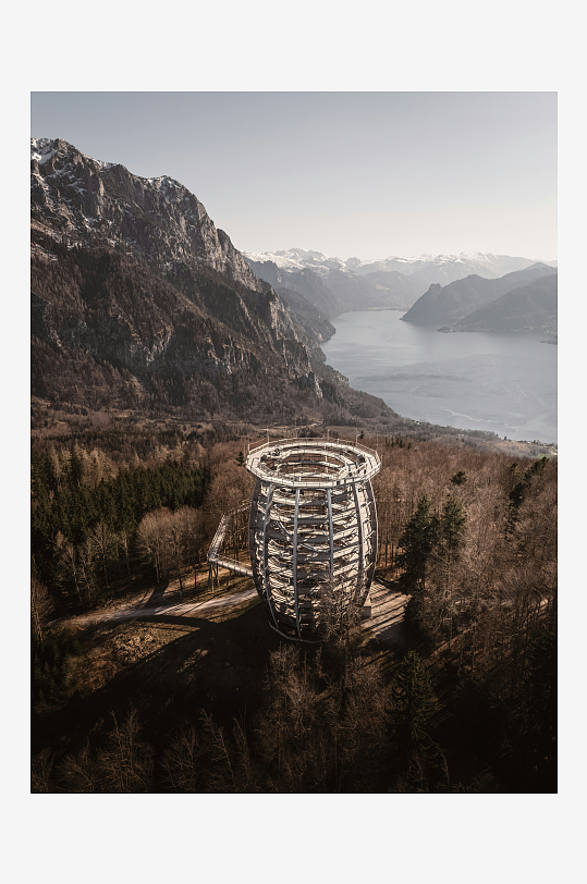 山间环形观景塔与湖景-众图网