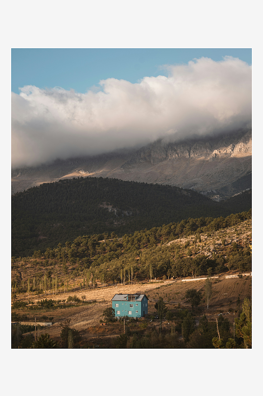 山间蓝屋与云雾缭绕-众图网