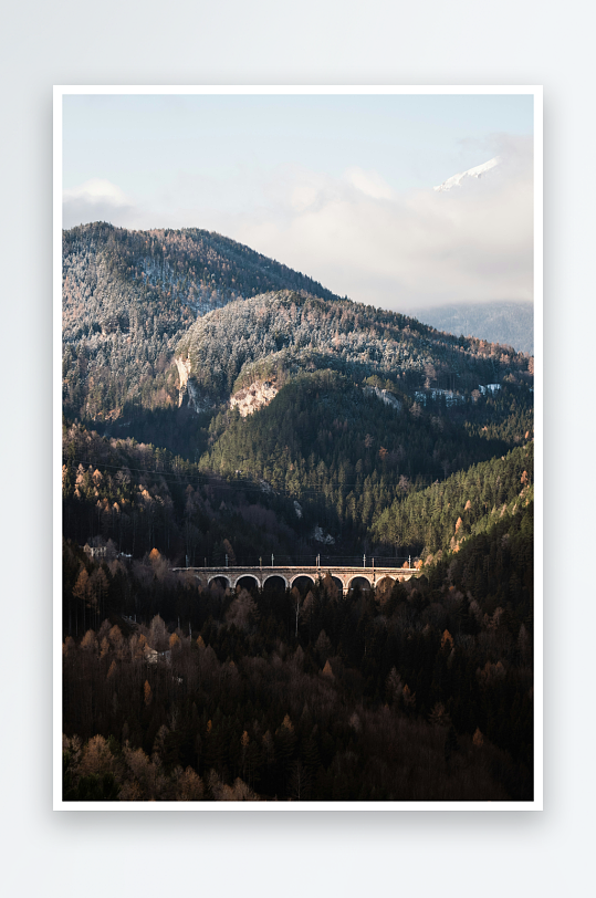 山间高架桥与森林景观-众图网