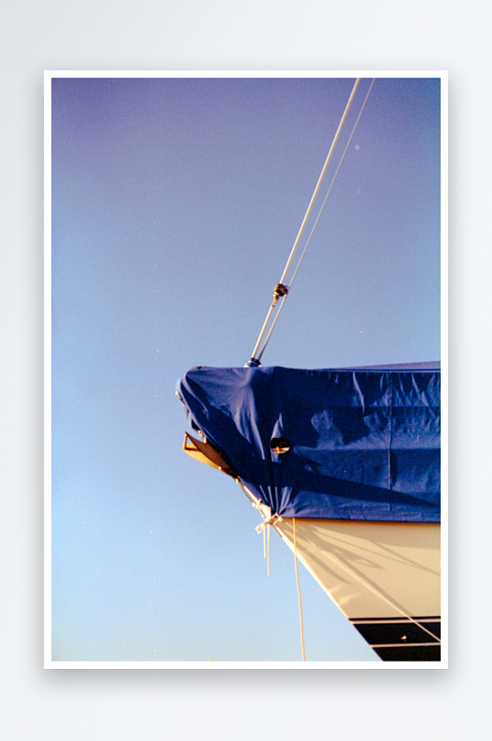 帆船蓝色帆布与天空-众图网