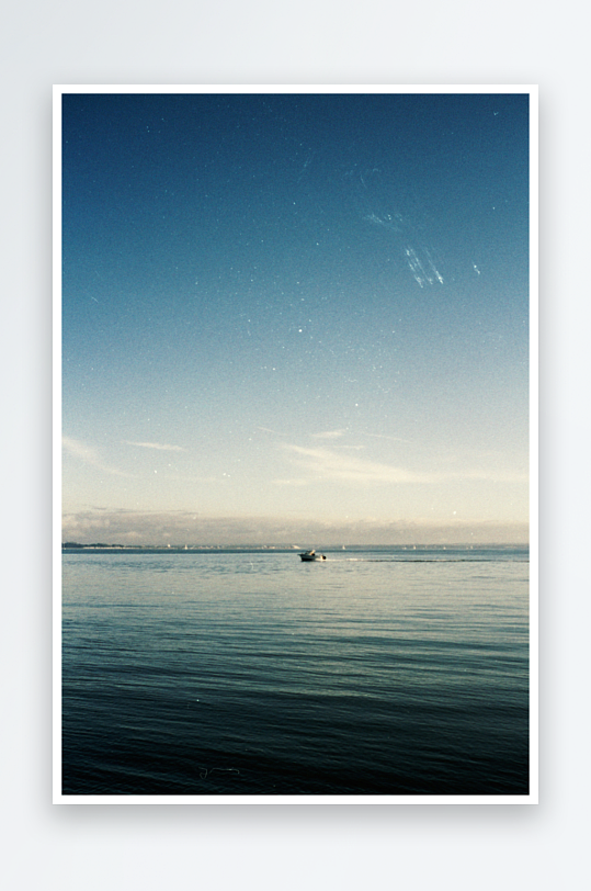 平静海面远处的小船-众图网