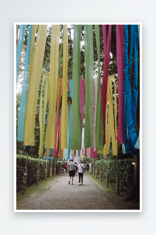 彩带悬挂林间小径行人-众图网