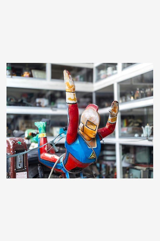 彩色机器人雕塑展示-众图网