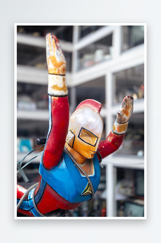 彩色机械人偶仰望姿态-众图网