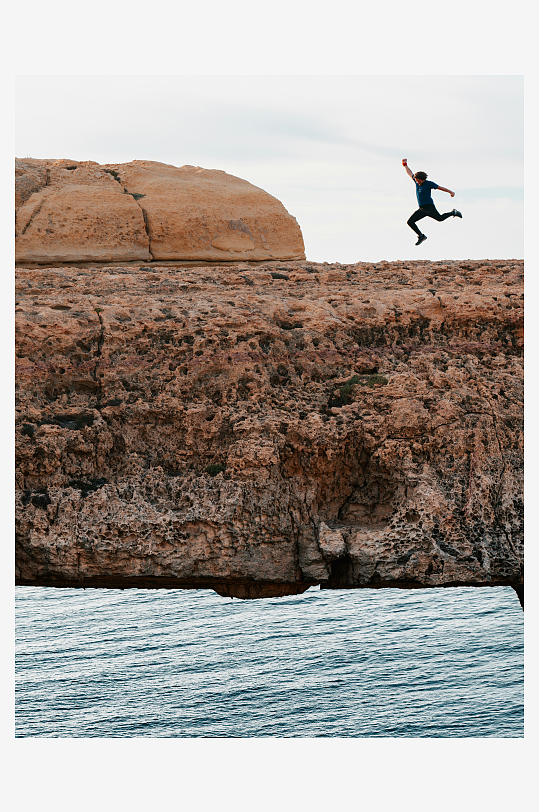 悬崖边跳跃的人影-众图网