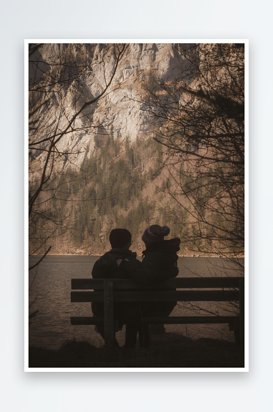 情侣湖畔静坐赏景-众图网