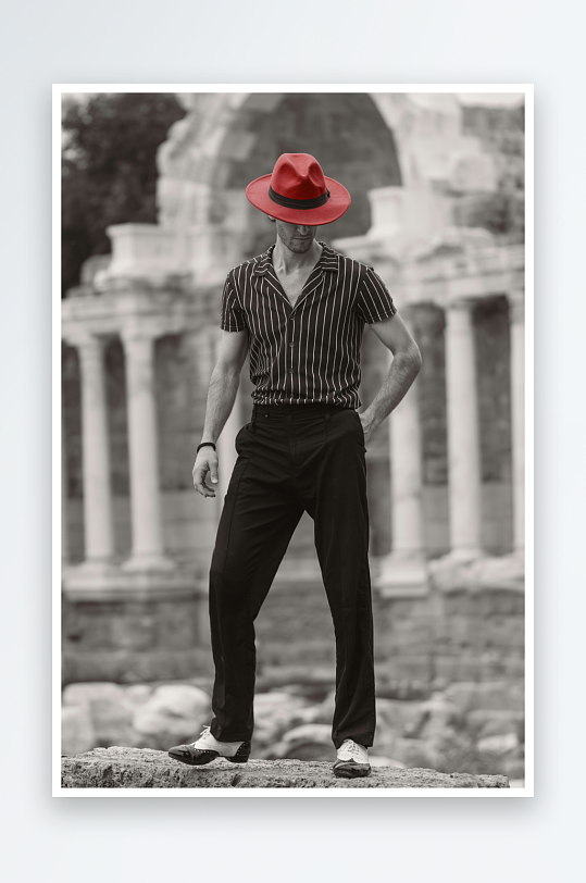 戴红帽男子在古迹前站立-众图网