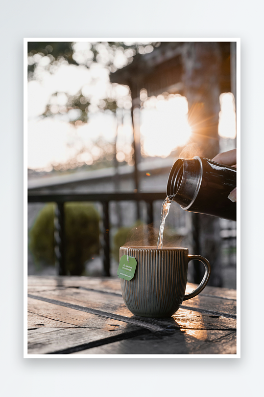 户外倒茶入杯的温馨瞬间-众图网