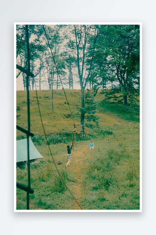 户外草地上的绳索活动-众图网