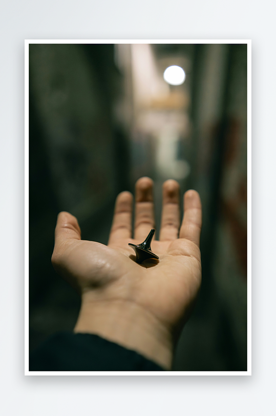 手中握着黑色尖锥物-众图网