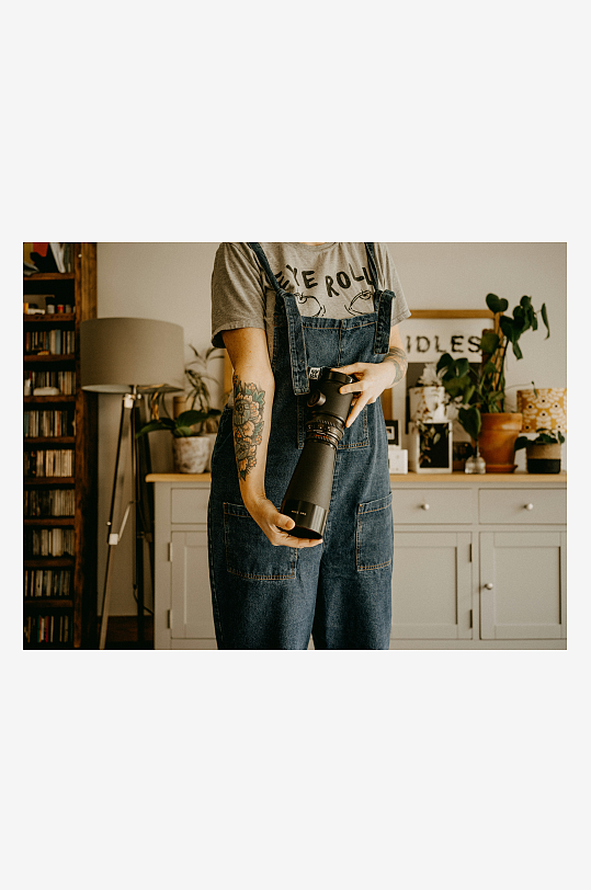 手持相机的纹身人物-众图网