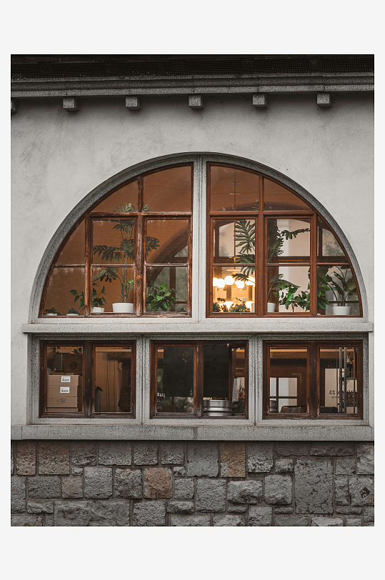 拱形窗内的绿植与室内光景-众图网