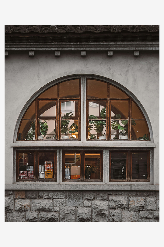 拱形窗内的绿植与室内陈设-众图网