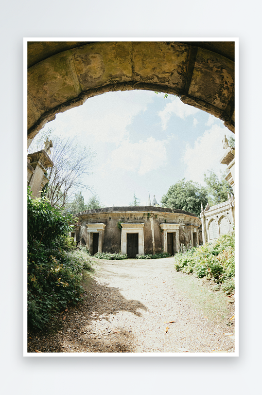 拱门下的古建筑庭院-众图网