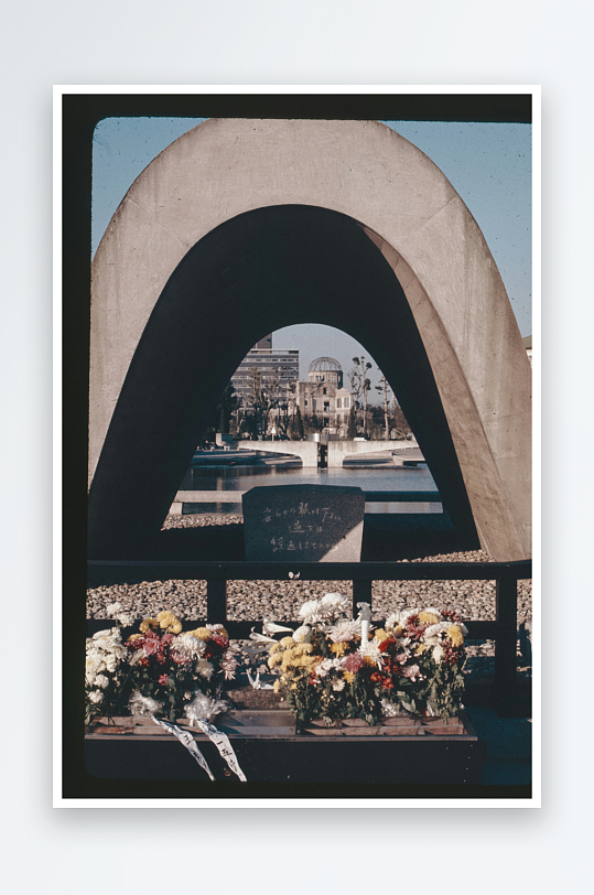 拱门下的花坛与城市景观-众图网