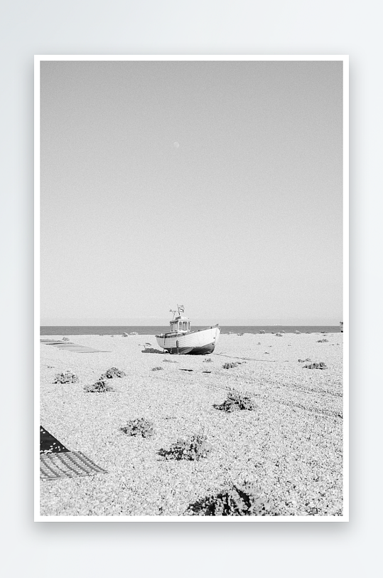 搁浅渔船的荒凉海滩-众图网