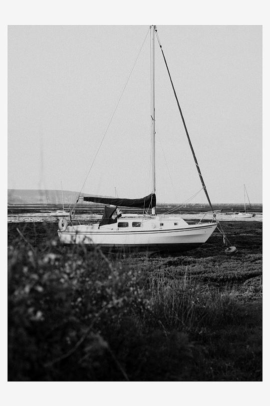 搁浅的帆船黑白影像-众图网