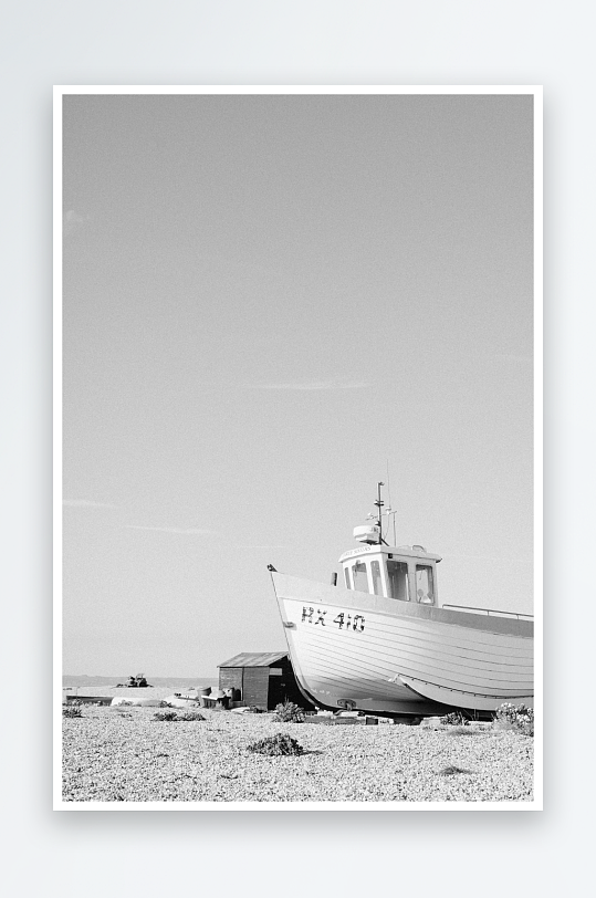 搁浅的渔船静置海滩-众图网