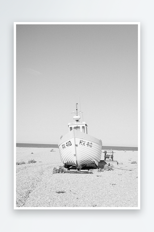 搁浅的渔船黑白影像-众图网