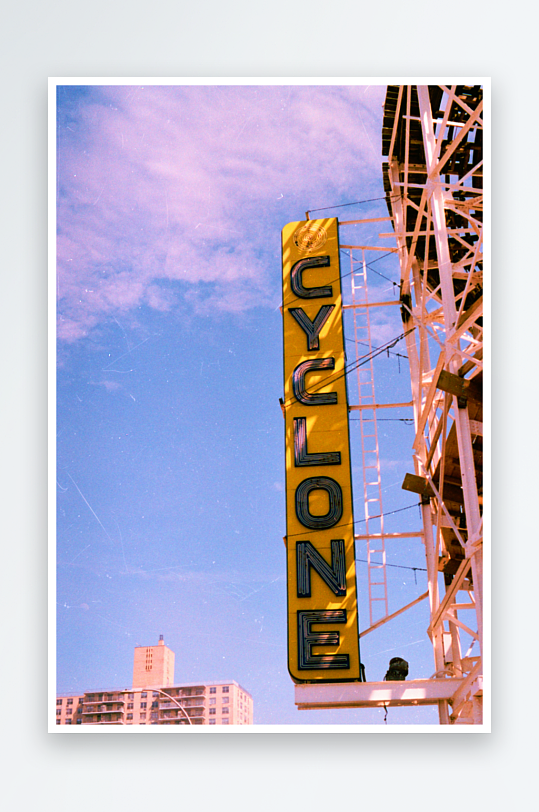 摩天轮旁的旋风标志-众图网