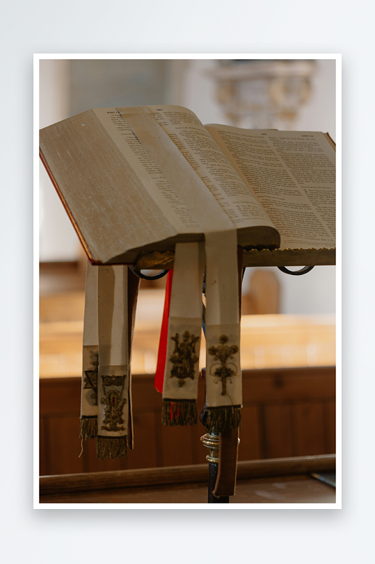 教堂中的圣经与祭坛布-众图网