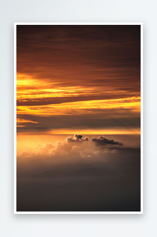 日落时分云海壮丽景象-众图网