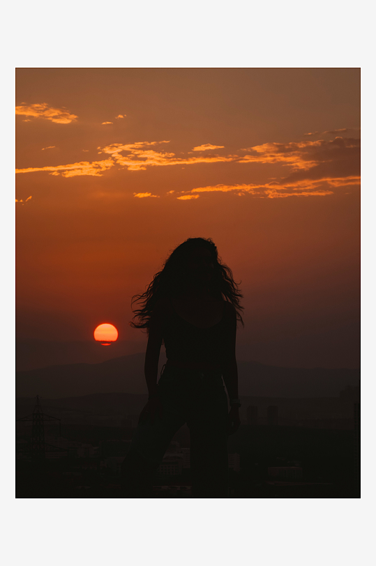 日落时分的女性剪影-众图网
