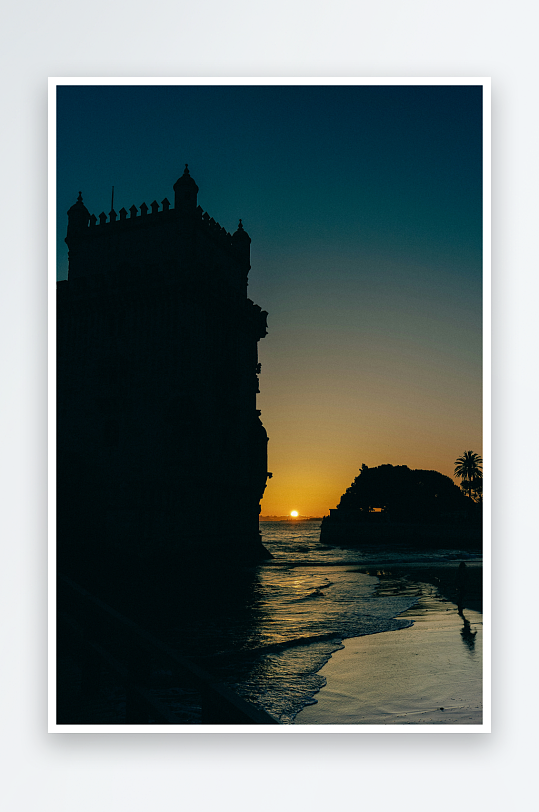 日落时分的海岸古塔剪影-众图网