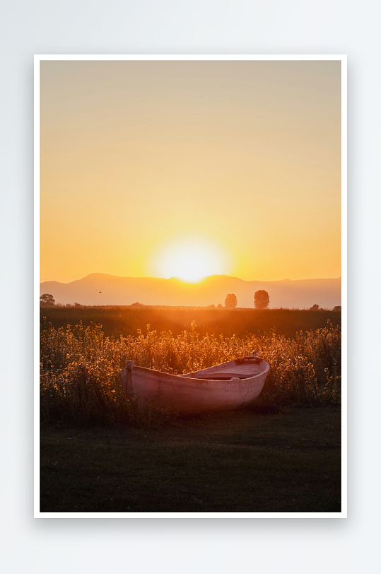 日落时分的田野小船-众图网