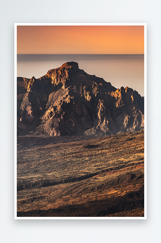 日落时分的荒漠山峦-众图网