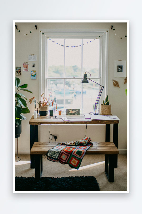 明亮窗边的木质工作台-众图网