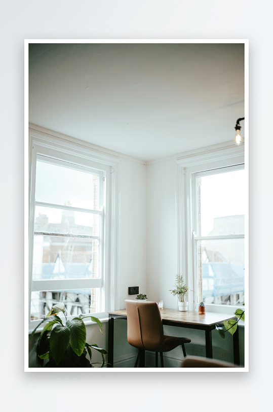 明亮窗边的简约工作角落-众图网