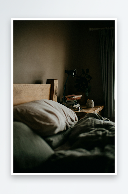 昏暗卧室中的床与书堆-众图网